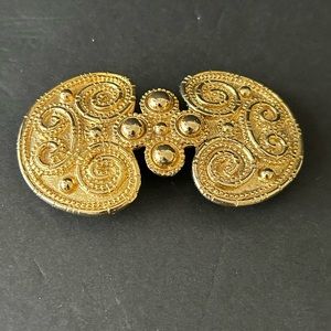 Vintage gold tone belt buckle 
Unmarked